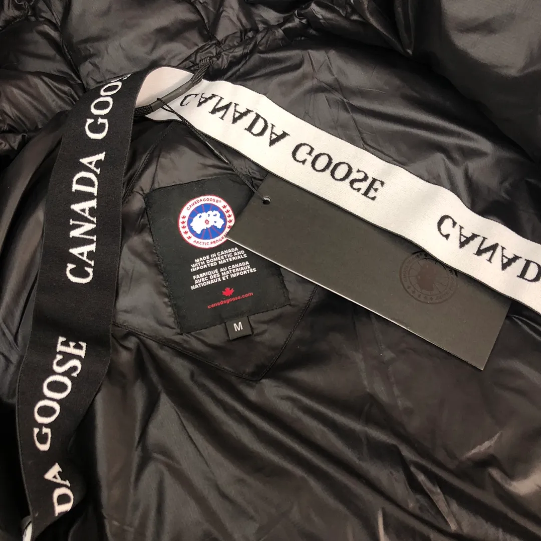 P880 Canada Goose/Canada Goose 2023 limited new Crofton bread down jacket for men and women] Exclusive design concept on the entire network: Canadian brand Canada Goose has always been recognized as the warmest down jacket, and various IS celebrities, Internet celebrities, and celebrities often wear it for street photos. I make Canada Goose every year, but I still can’t get rid of my love for the big geese. No matter how cold the days are, there is no need to be afraid, because there are big geese! Filled with 90% white duck down, Canada Goose is the legendary warmest down jacket and is known as a must-have for Arctic outdoor sports! The most popular down jacket in the world, celebrities are rushing to buy it, it is a must-have! Fabric + Features: ✅ Made of Japanese thermal fabric, with good thermal insulation performance, waterproof and windproof. Wear a hat when going out in the rainy season to keep warm and keep out the rain. ✅ It is filled with 90% international white duck down. The filling amount is much more than any other clothes on the market. Only in this way can it be full and the touch will be very soft. ✅ The original custom-made fabric is made of recycled Feather-Light tear-resistant fabric, which is ultra-light and has no weight-bearing feeling on the upper body and ensures the feel and bulkiness. The interior is made of nylon ylon double-layer sealing design, which will not cause any velvet leakage. The cold-proof effect is as high as level 4. ✅ The zipper is customized from Yoshida YKK factory, with clear engraving and perfect smooth texture. ✅Stand-collar hooded drawstring design achieves double warmth retention effect. ✅The inner ➕ has a waistband design and the waistband has logo embroidery to fit the body better and provide double windproof effect. ✅All accessories are 1:1 original factory. ✅ Imported Behringer embroidery machine to customize the 10,000-needle embroidery logo, 100% restored to the original product. ✅ Collar label, washed label, hang tag, zipper cord, pocket label, back label, collar velvet, Velcro fasteners, all details of the cuffs are authentic, and the hang tags and anti-counterfeiting labels are complete ✅ The cuffs are made of thickened seamless threads, which are warm and comfortable. Craftsmanship: Crofton loaf, the latest style in 2023, with cold protection effect up to level 4, made of recycled Feather-Light tear-resistant fabric, ultra-light, and no weight-bearing feeling on the upper body! The unique black label highlights your temperament‼ ️Color: black silver gray Size: S～XXL